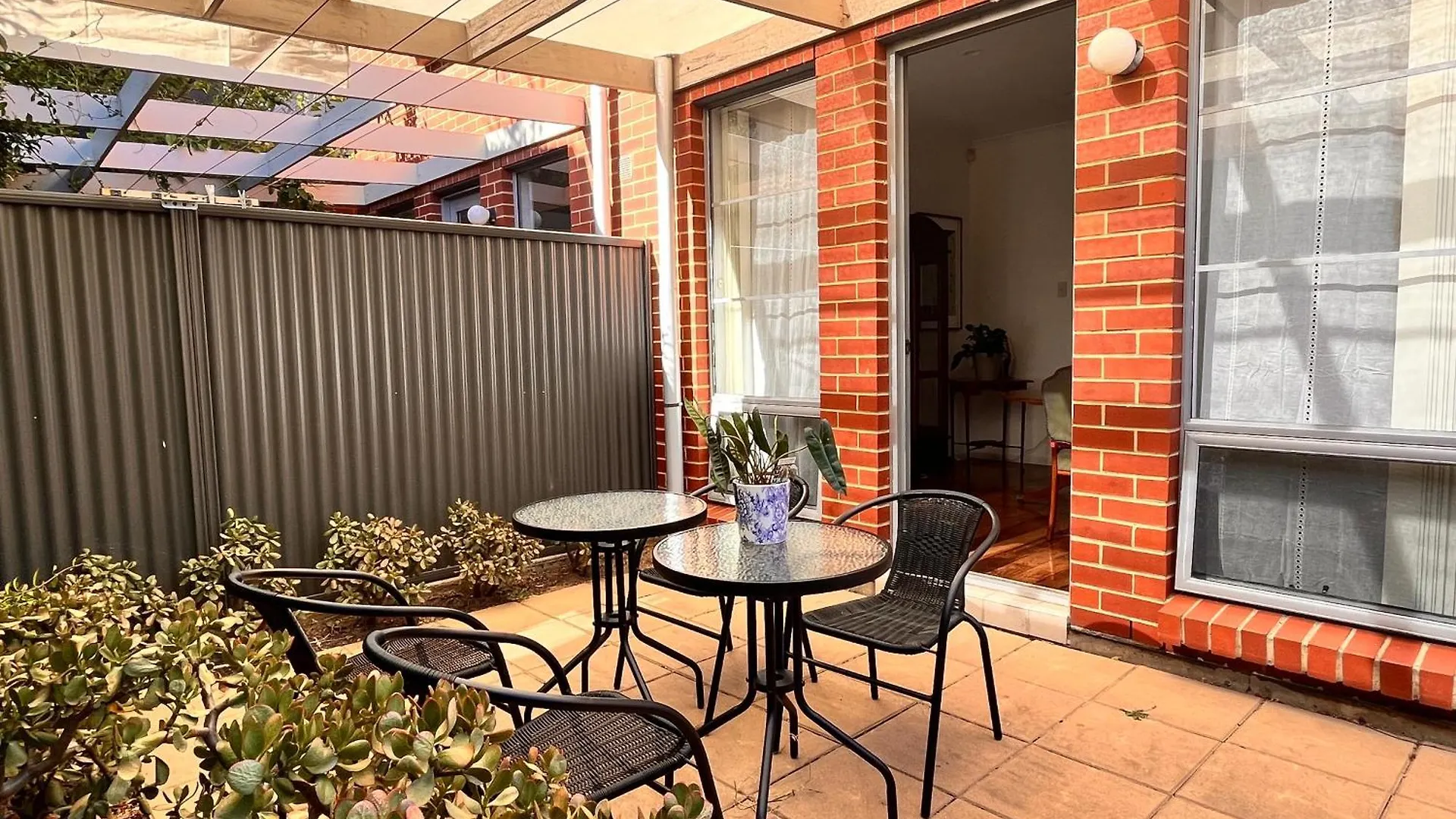 Charming Quiet Home In City Adelaide