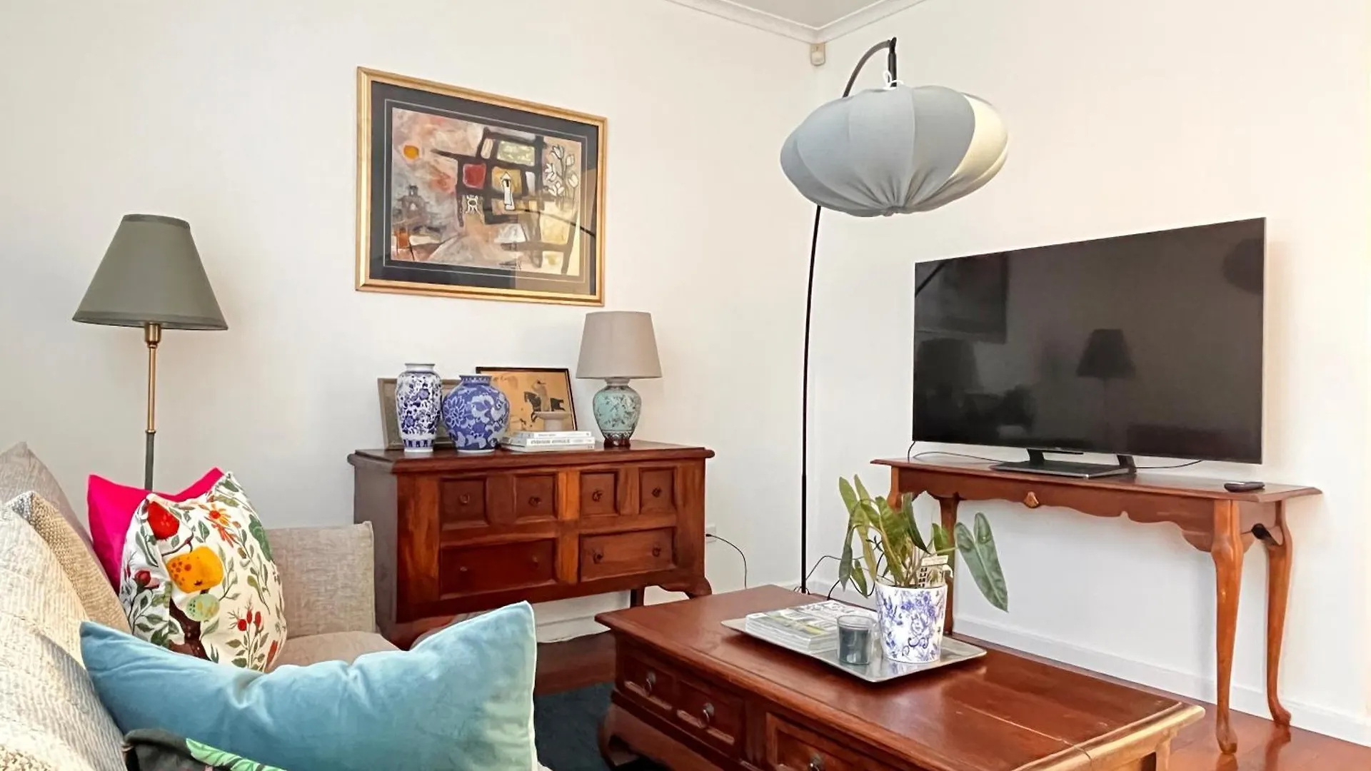 Charming Quiet Home In City Adelaide